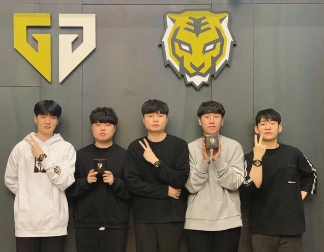 国足注入了 国足注入了