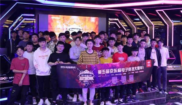 车站顶棚坍 车站顶棚坍