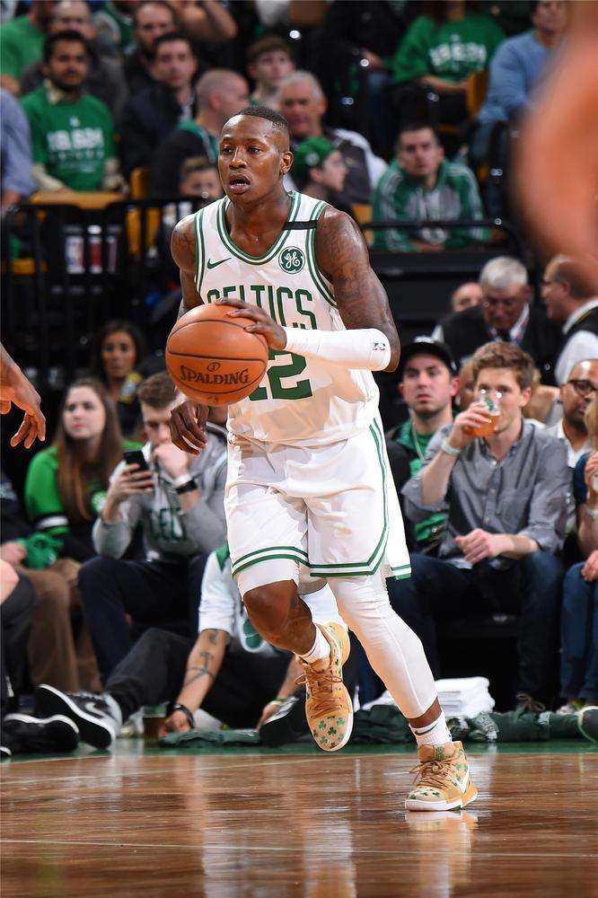 借助数据分 借助数据分