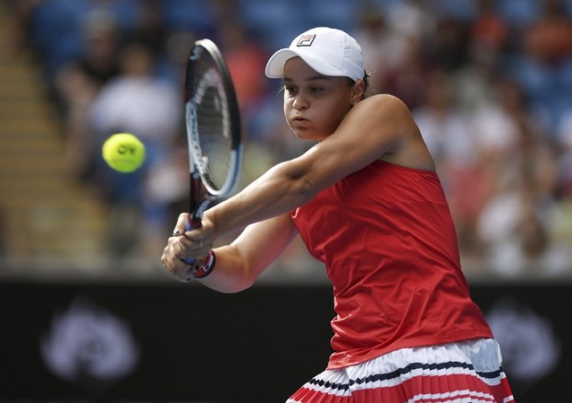 她还积极参 她还积极参